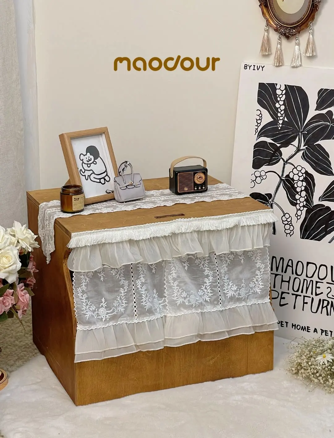 Semi-enclosed cat bed with soft lace privacy curtains